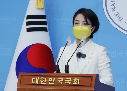 류호정 정의당 의원이 12일 서울 여의도 국회 소통관에서 가수 정준영 사건의 불법 촬영 피해자가 게시한 청와대 국민청원을 알리며 동참을 촉구하고 있다. 연합뉴스